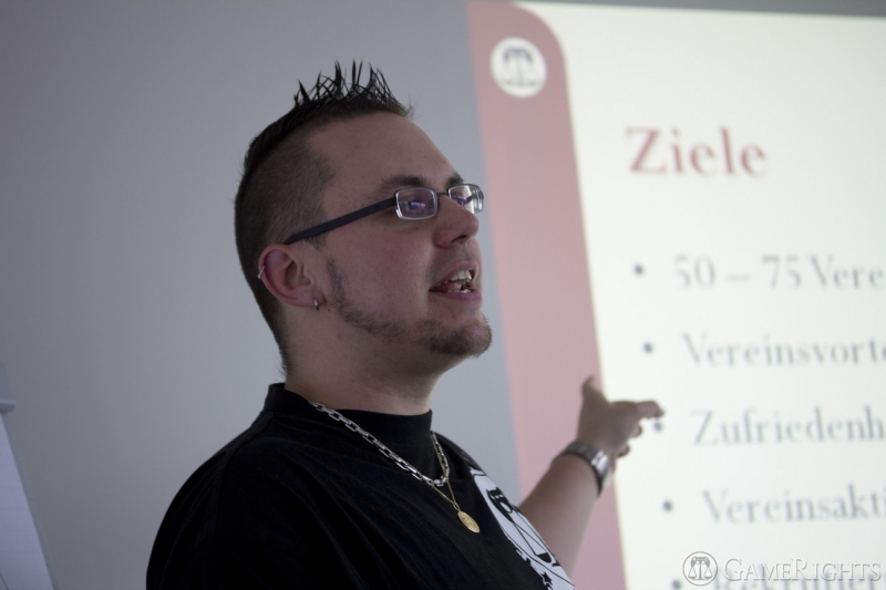 Vizepräsident Alain Jollat beim Erläutern der Ziele 2012